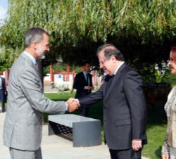 Su Majestad el Rey recibe el saludo del presidente de la Junta de Castilla y León, Juan Vicente Herrera